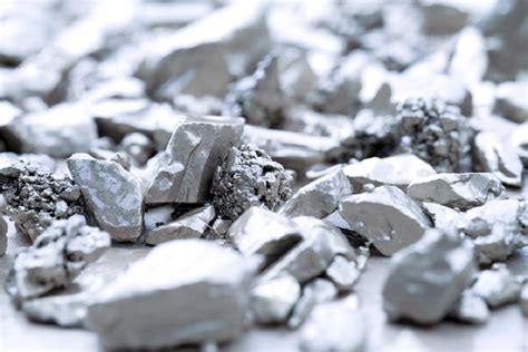 Indium: Un Métal Rare à la Croisée de l'Électronique et de l'Energie Solaire!