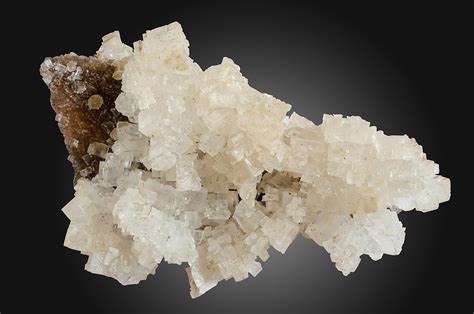  Halite: Un Minéral Industriel aux Mille Facettes pour la Fabrication de Sel et les Techniques de Détermination des Structures Cristallines !